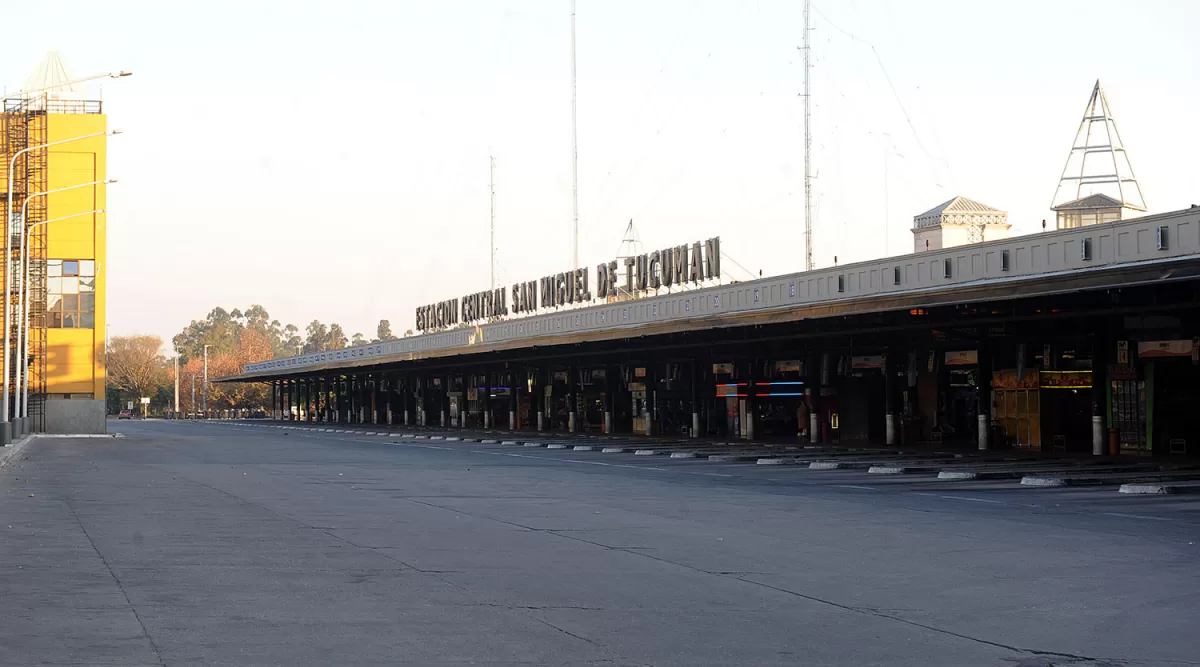 VACÍO, COMO POCAS VECES. En la estación Terminal el paisaje era desértico. Una pintura inusual de este cuadro que diariamente tiene un movimiento febril. LA GACETA/FOTO DE HÉCTOR PERALTA
