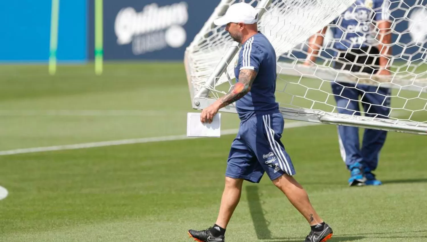 SAMPAOLI, CON LIBRETA EN MANO, DURANTE EL ENTRENAMIENTO. 

