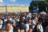 Los hinchas argentinos realizaron un banderazo de apoyo a la Selección