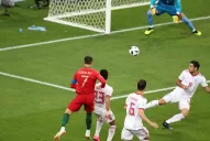 Como a Messi, a Cristiano le atajaron un penal y Portugal clasificó con lo justo