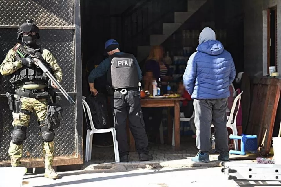 “LA BOMBILLA”. Uniformados de la Federal allanaron el local de venta de bebidas que los Reyna poseen en el barrio Juan XXIII, de donde son oriundos.  