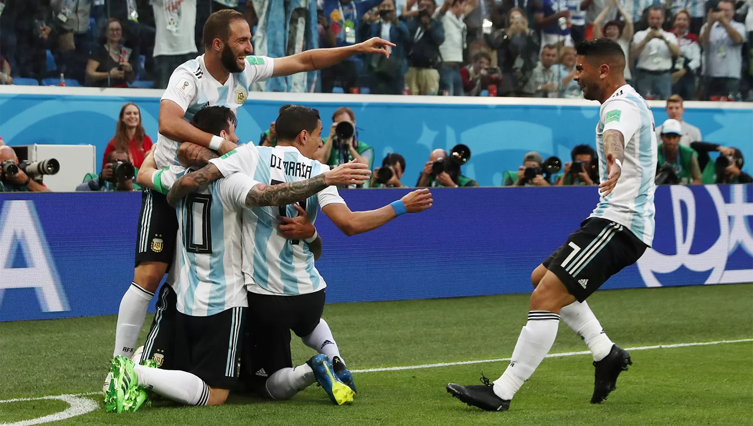 ARGENTINA FESTEJÓ DE LA MANO DE MESSI (REUTERS)