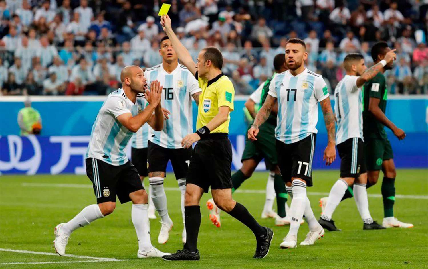 AMARILLA PARA MASCHERANO. El árbitro marcó penal y sancionó al volante. (FOTO TOMADA DE TWITTER)