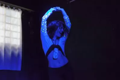 La obra Mamífera, que indaga sobre el primer año de la maternidad, se presenta en Tucumán