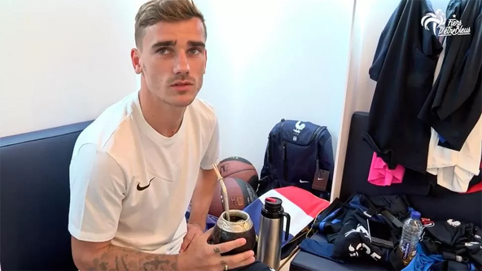 MATE EN MANO. El francés Griezmann aprendió de sus compañeros uruguayos. 