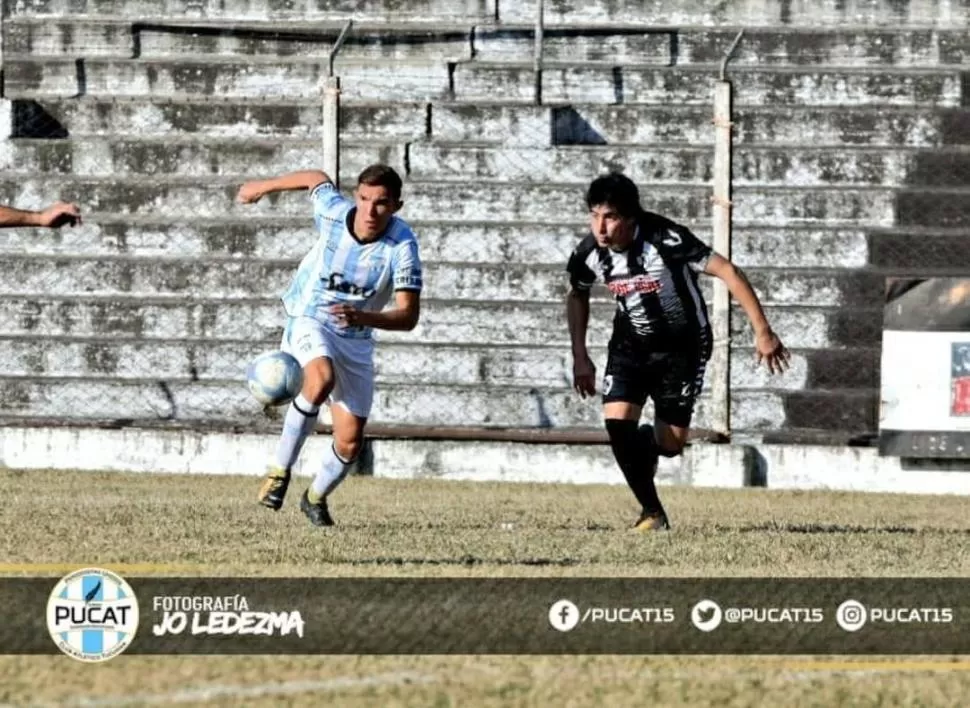 DESEQUILIBRIO. Andrés Kranevitter, de Atlético, se escapa a la marca de Ramón Vega Escobar, de Unión del Norte.  Foto de pucat