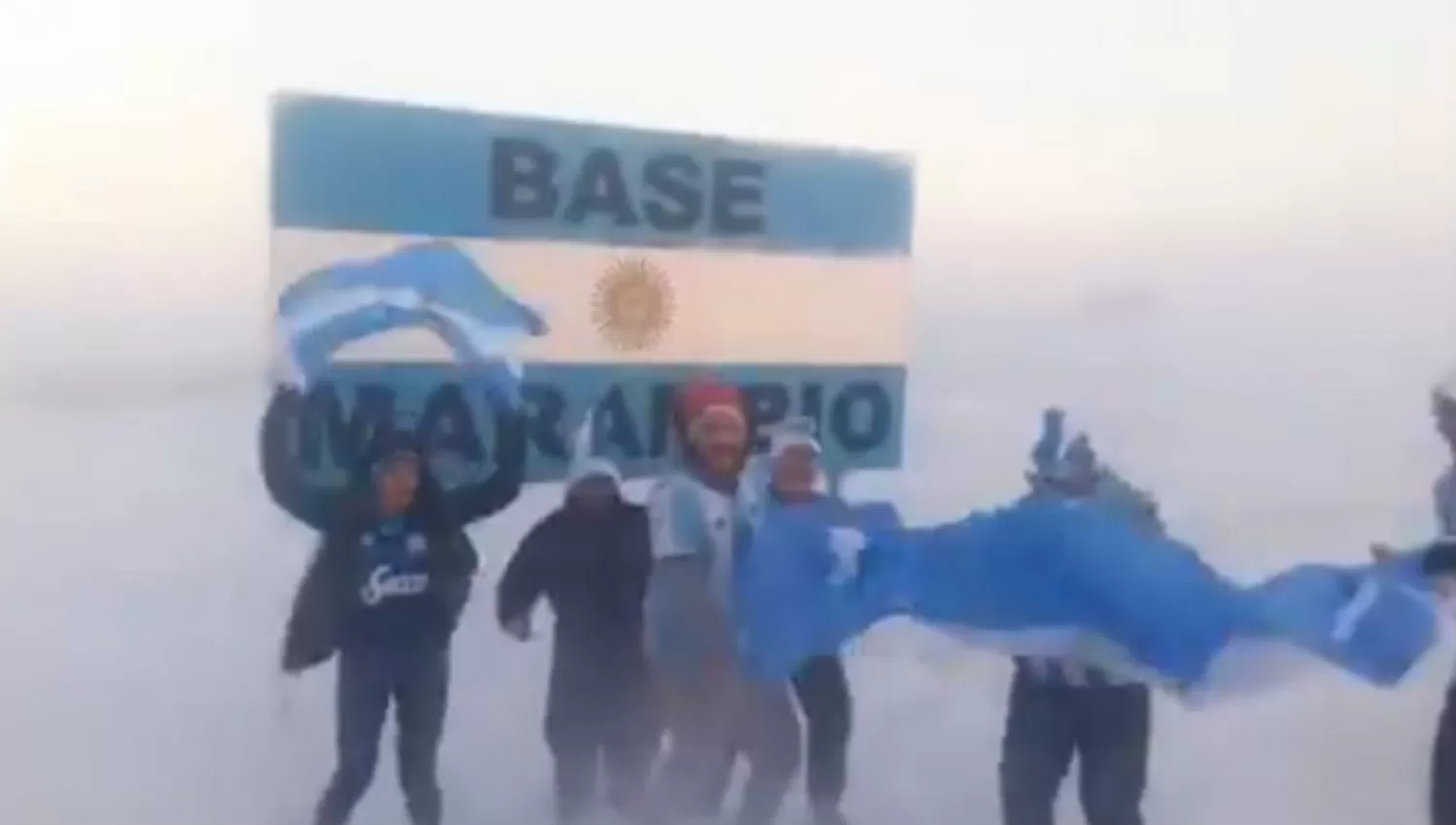 CON LA BANDERA BIEN ARRIBA. A la izquierda, un hincha con la camiseta de Atlético celebra el triunfo de Argentina en la Antártida. 