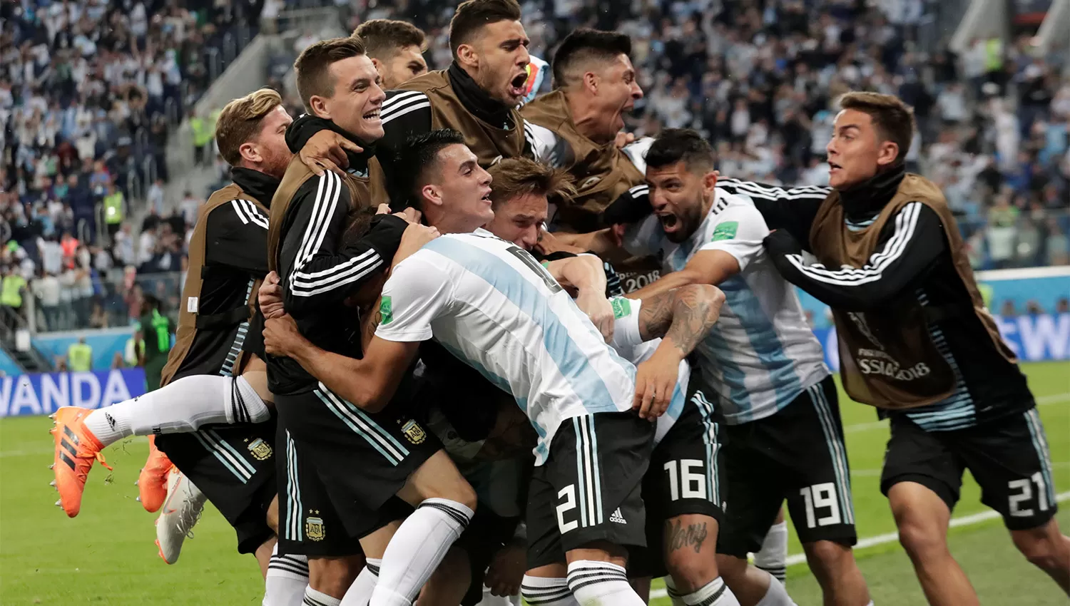 UNA TORRE DE FELICIDAD. Titulares y suplentes se fundieron en un abrazo que los llevó a los octavos de final. REUTERS