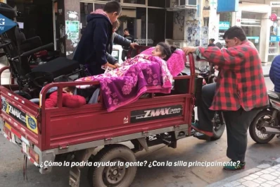 Prometen asistencia especial para la mujer discapacitadada que es trasladada en motocarro