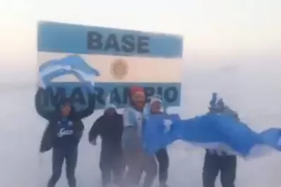 ¡En todos lados! Un decano se unió al festejo argentino en la Base Marambio