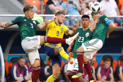 Suecia goleó a México, que clasificó igual por la derrota de Alemania