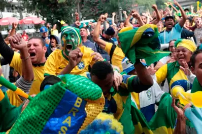 Los hinchas de Brasil esperan por el partido clave ante Serbia cantando contra Argentina