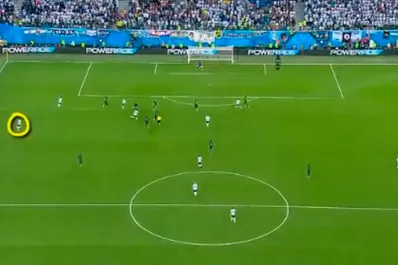 Desde arriba: una cámara muestra cómo llegó Rojo al agónico gol de Nigeria