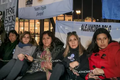 Familiares de los tripulantes del ARA San Juan se encadenaron en la Plaza de Mayo