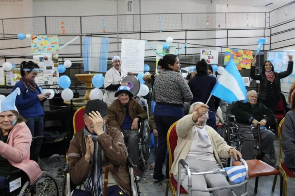 LINDO MOMENTO. El festejo tras el segundo gol se multiplicó en la sala central de la residencia. 