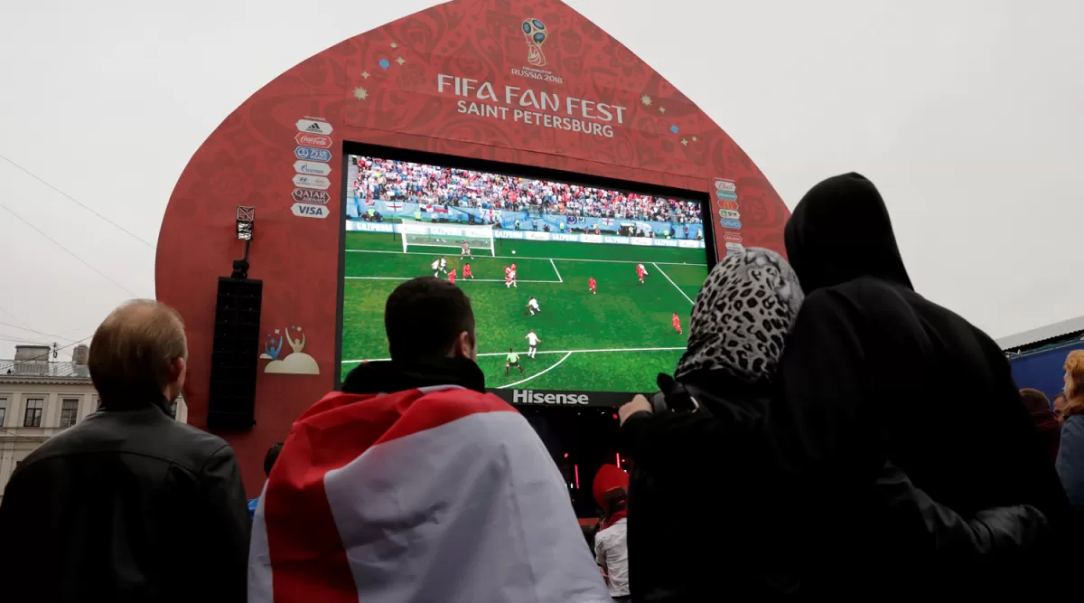 PURA EUFORIA. Cada tarde, en San Petersburgo, miles de personas se reúnen en el fan fest para ver los partidos de la Copa del Mundo. REUTERS