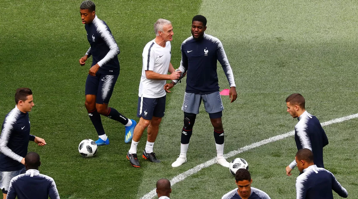 Umtiti escucha las indicaciones de Deschamps durante la práctica de Francia. REUTERS