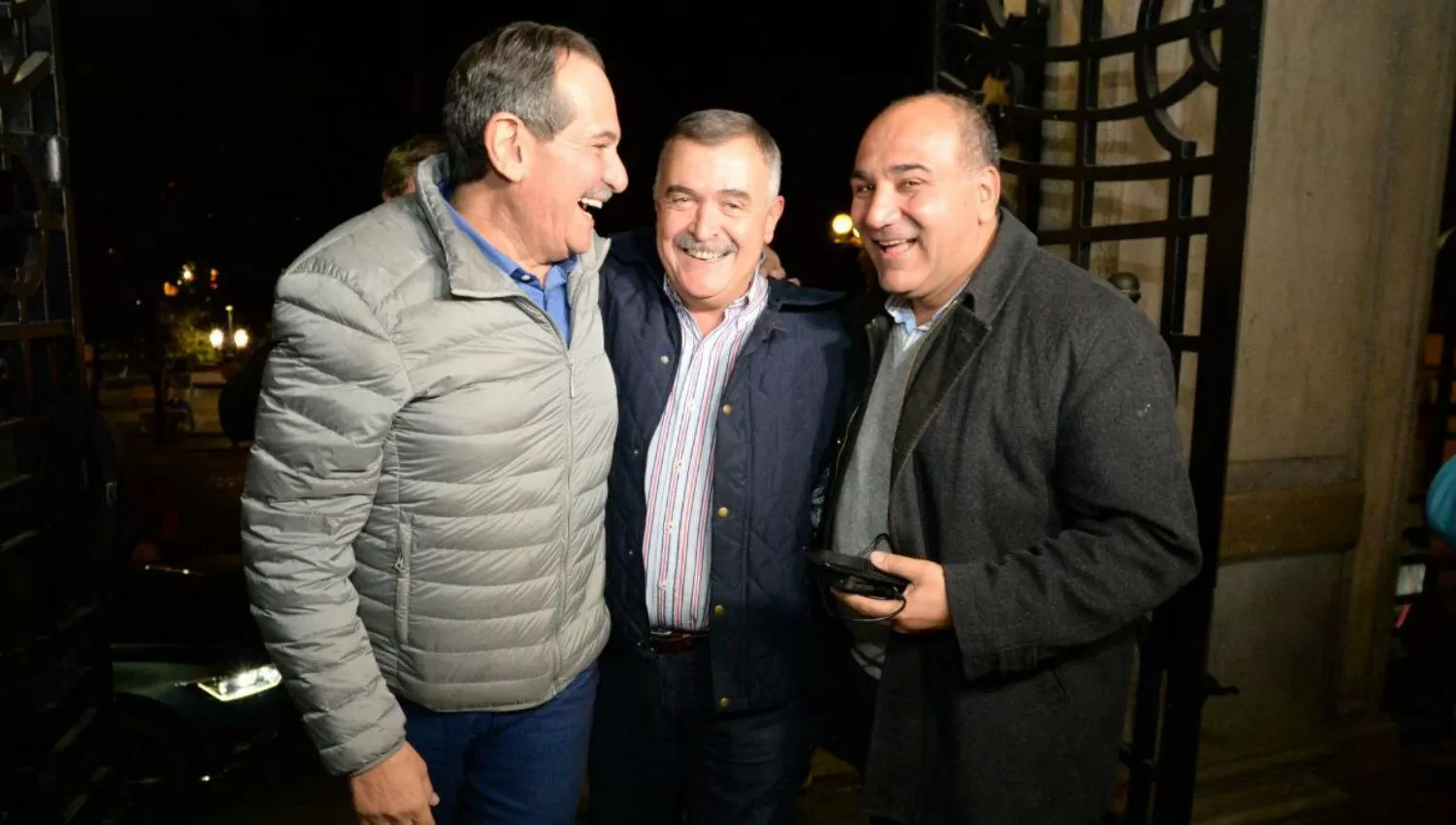 EN LA PUERTA DE CASA DE GOBIERNO, TIEMPO ATRÁS. Alperovich, Jaldo y Manzur, sonrientes. GABRIELA BAIGORRÍ VÍA MÓVIL

