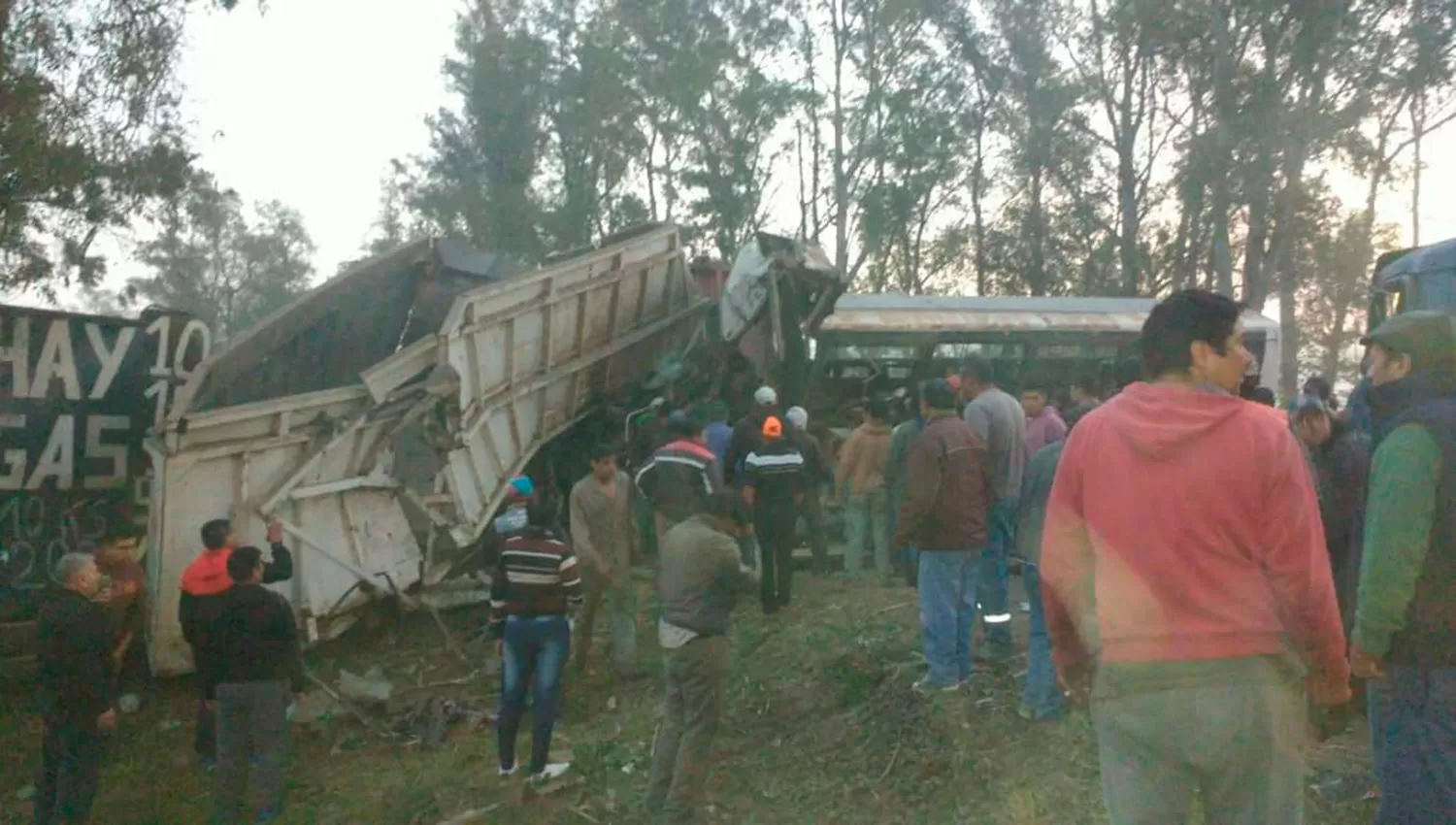 Los vecinos de la zona se llegaron a la ruta para colaborar con el rescate de los heridos. 