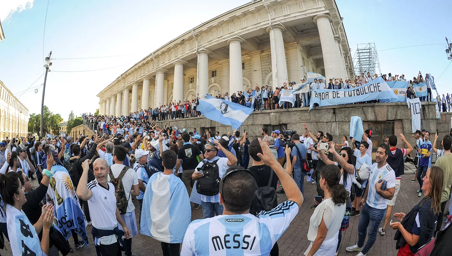 Las calles de San Petersburgo se tiñeron de celeste y blanco antes y durante el partido de Argentina ante Nigeria. TÉLAM
