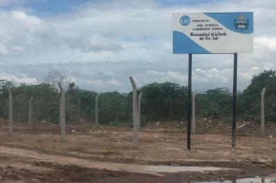 Aflige a dos intendentes la demora en una obra de cloacas