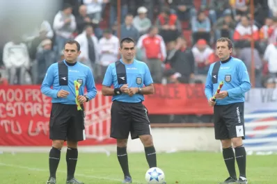 Los árbitros decidieron parar la pelota en la Liga Tucumana