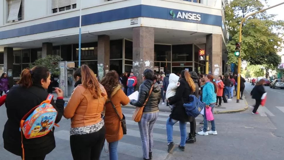 EL MARTES. Diez personas cortaron el tránsito en la esquina de la Anses. LG PLAY