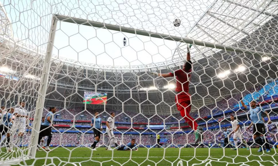 LE PUSO UN CANDADO AL ARCO. Fernando Muslera no recibió goles en los tres primeros partidos. Y se viene Ronaldo... reuters