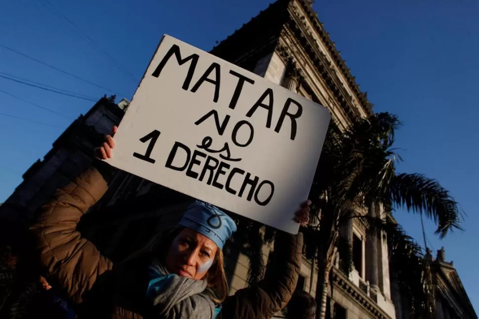 PROTESTA. Ayer, manifestantes en contra del aborto se reunieron frente al Congreso, para rechazar el proyecto. Reuters