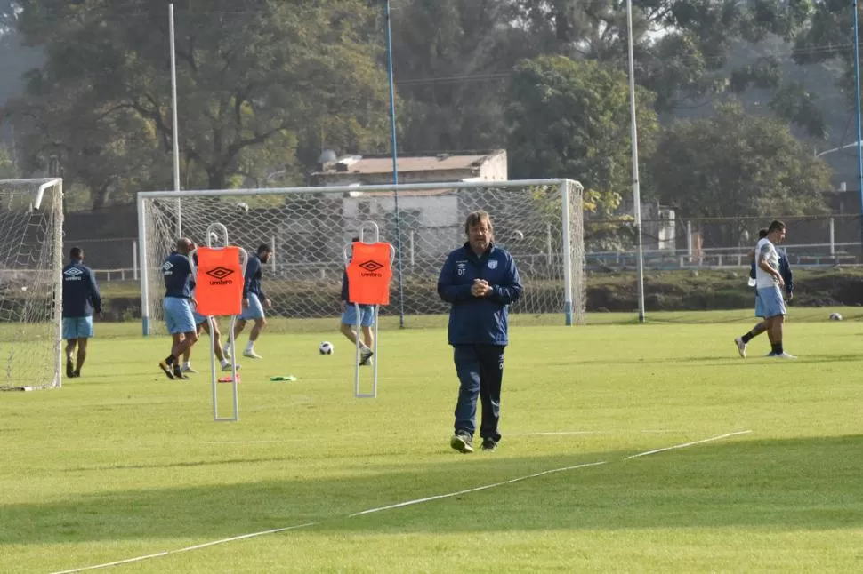 MUCHO ESPACIO LIBRE. Zielinski camina durante el entrenamiento de Atlético en Ojo de Agua. Se ven algunos jugadores al fondo pero por ahora no copan las prácticas “decanas”. Se espera a los refuerzos. la gaceta / foto de Analía Jaramillo