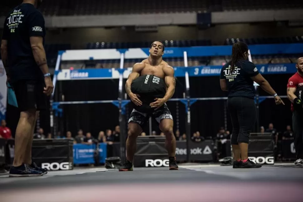 EN ACCIÓN. El argentino Arigossi, que vendrá al torneo, realiza un ejercicio llamado sandbag. foto de miguel palou