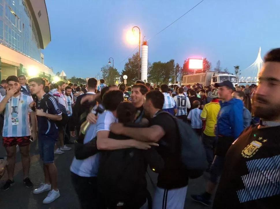 HINCHAS DE LOS BUENOS. La mayoría de los argentinos se comportó bien y festejó el triunfo sin generar inconvenientes. la gaceta / foto de leo noli (enviado especial)