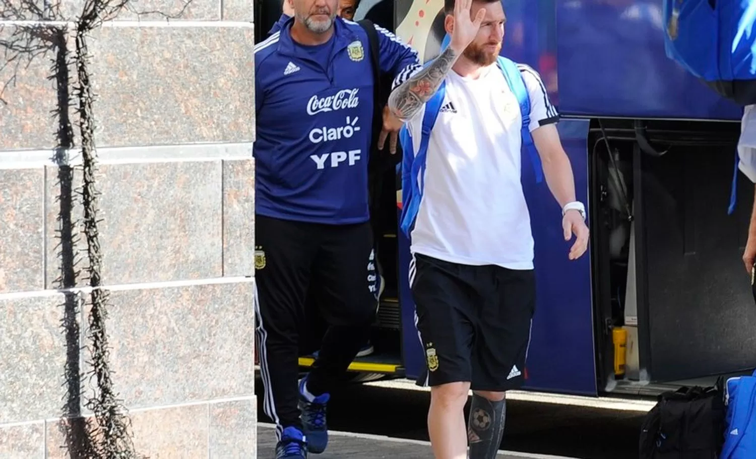 LA SELECCIÓN LLEGÓ A KASÁN. Esta mañana los jugadores llegaron al hotel. Mañana se enfrentan con Francia. FOTO TOMADA DE CLARIN.COM