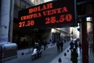 Pese a las subastas, el dólar no frena su carrera