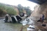 Una mujer cayó con su auto al canal que pasa por debajo de la diagonal a Tafí Viejo