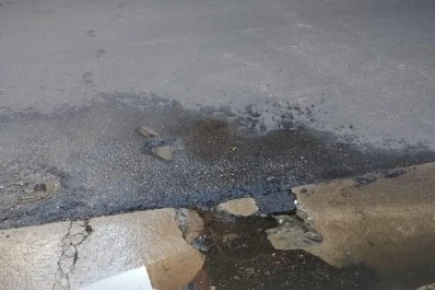 Brota agua desde hace dos semanas en Marcos Paz al 600