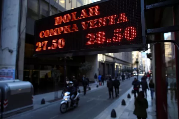 Pese a las subastas, el dólar no frena su carrera