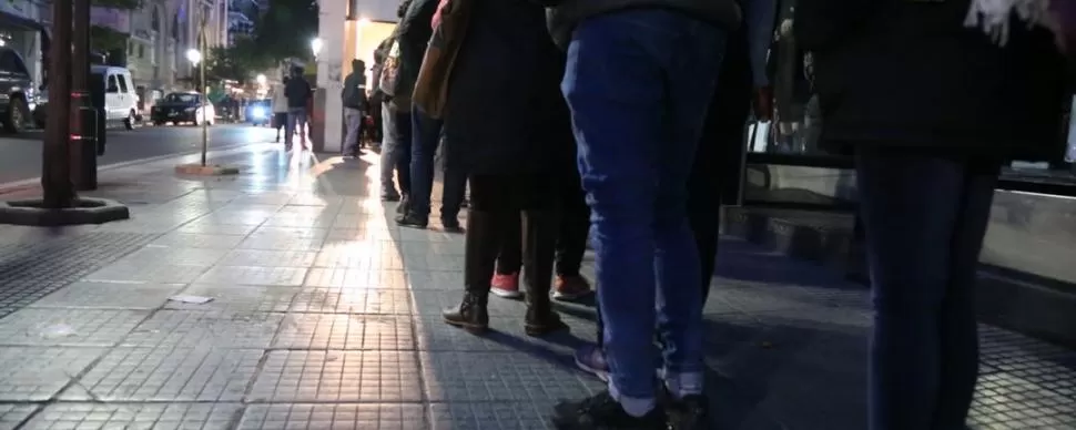 UNA ODISEA. Decenas de personas hacen fila desde las primeras horas del día en Córdoba y 25 de Mayo. lg play