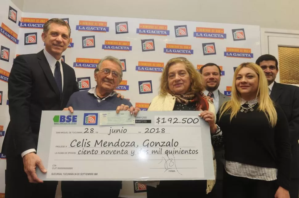 PREMIO DUPLICADO. El doctor Celis Mendoza junto a su esposa y su hija y los gerentes del Banco Santiago del Estero, Gustavo Neme, del Centro de Pagos, Cristian Baumgartner y de Tarjeta Sol, Juan Pablo Alpino.LA GACETA / FOTOS DE ANTONIO FERRONI.