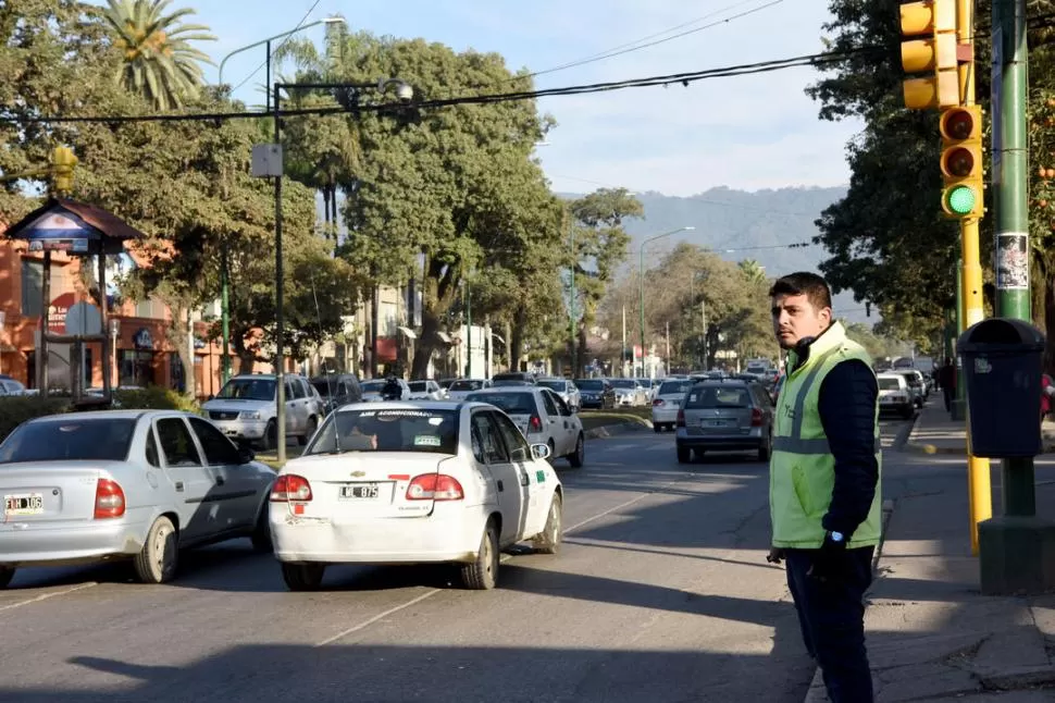 EN FUNCIONES. Enrique Francisco ayer, en la avenida Aconquija.LA GACETA  / FOTO DE ANALÍA JARAMILLO.