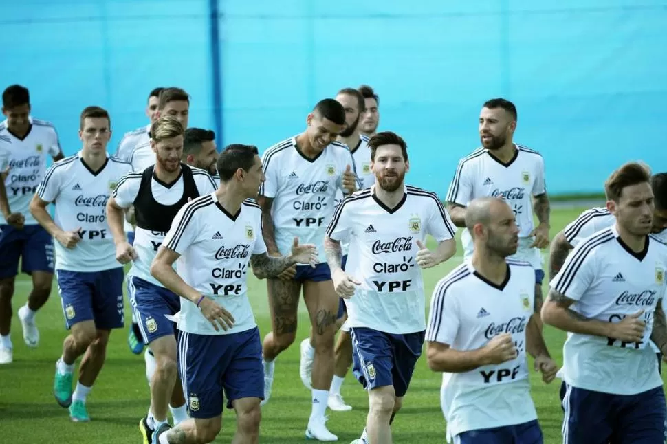 CAMBIARON LAS CARAS. El triunfo sobre Nigeria descomprimió el ambiente en los entrenamientos de la Selección. Reuters