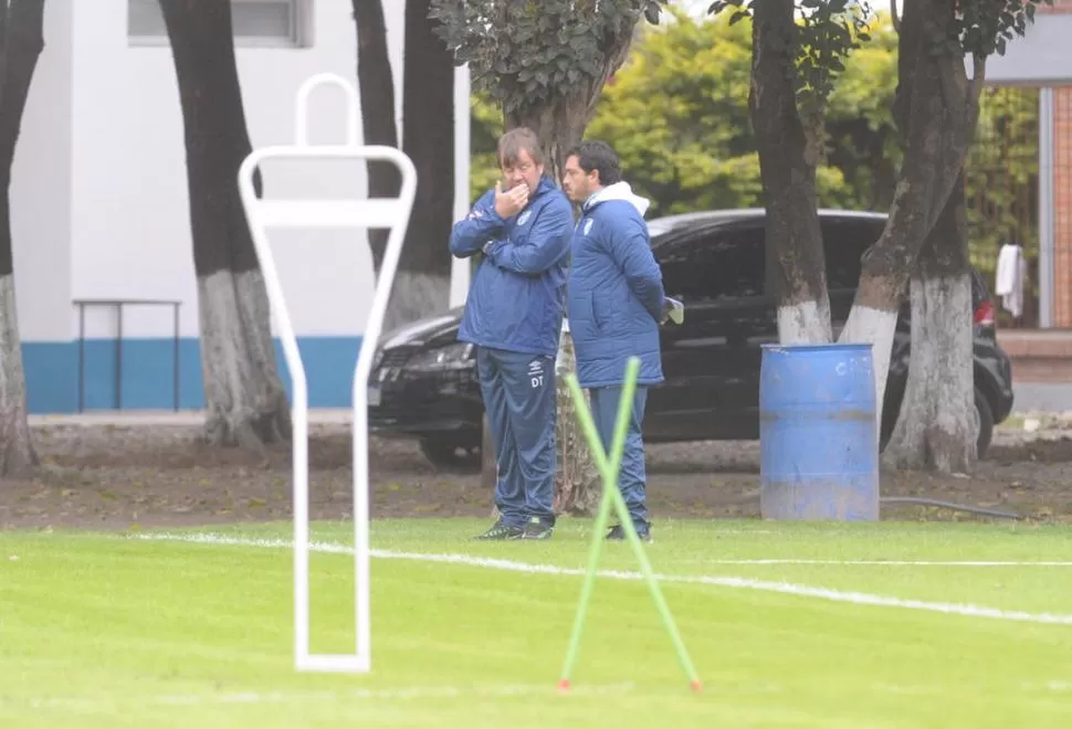 CHARLA. Ricardo Zielinski, junto a Diego Erroz, sigue adelante con su trabajo.LA GACETA / FOTO DE FRANCO VERA.