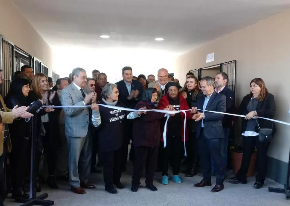 INAUGURACIÓN. Las Madres del Pañuelo Negro cortaban cintas ante la mirada de Alfaro (izquierda) y Moro (derecha). twitter @alfarogerman