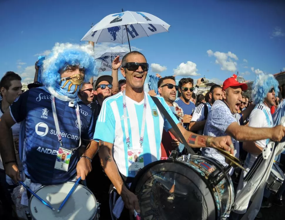 SE HACEN SENTIR. Los argentinos arman fiesta en cualquier rincón de Rusia. 