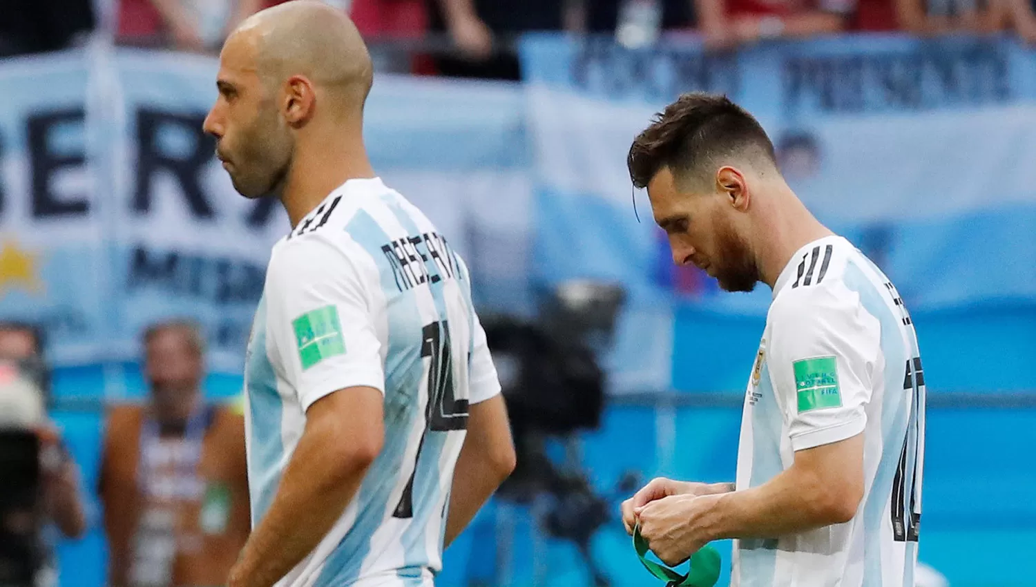 CON LAS MANOS VACÍAS. Mascherano cumplió y Messi estuvo bien contenido. REUTERS