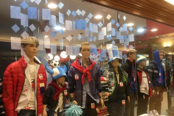 Las vidrieras céntricas lucen a la altura del Mundial, con el celeste y blanco como gran atracción