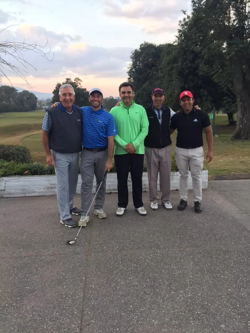 ELLOS. Los vencedores del Pro Am, junto con Luis Romero (primero, derecha). prensa jockey club 