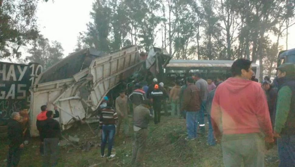 LESIONES. Alrededor de 18 cosecheros de limón resultaron heridos al colisionar un colectivo con un camión.  