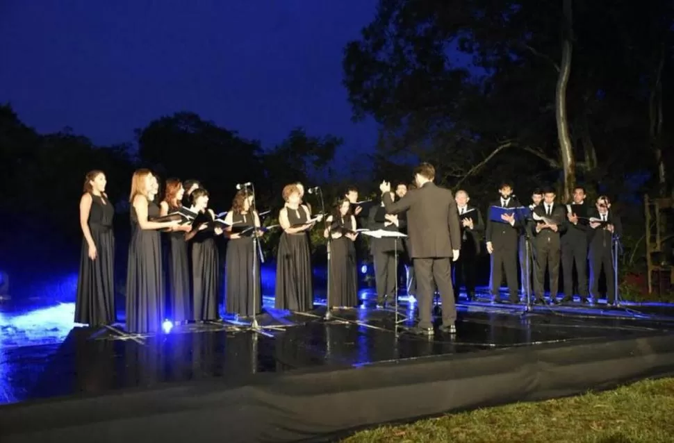 EN EL BOSQUE. Vocálica en la Hostería Atahualpa Yupanqui, de Tafí Viejo. 