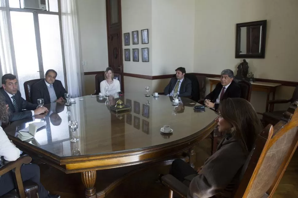 EL EQUIPO PARA LA ORALIDAD DE JUICIOS CIVILES, EN LA SALA DE ACUERDOS DE LA CORTE. Claudia Sbdar, Jesús Lafuente, Marcelo Zelarán, Viviana Gasparotti, Pedro Pérez y José Dantur, durante la entrevista con LA GACETA.  la gaceta / FOTO DE JORGE OLMOS SGROSSO